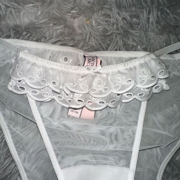 BUNDLE Victoria’s Secret thong bundle white lace and ruffles with mesh sz M - Picture 8 of 9